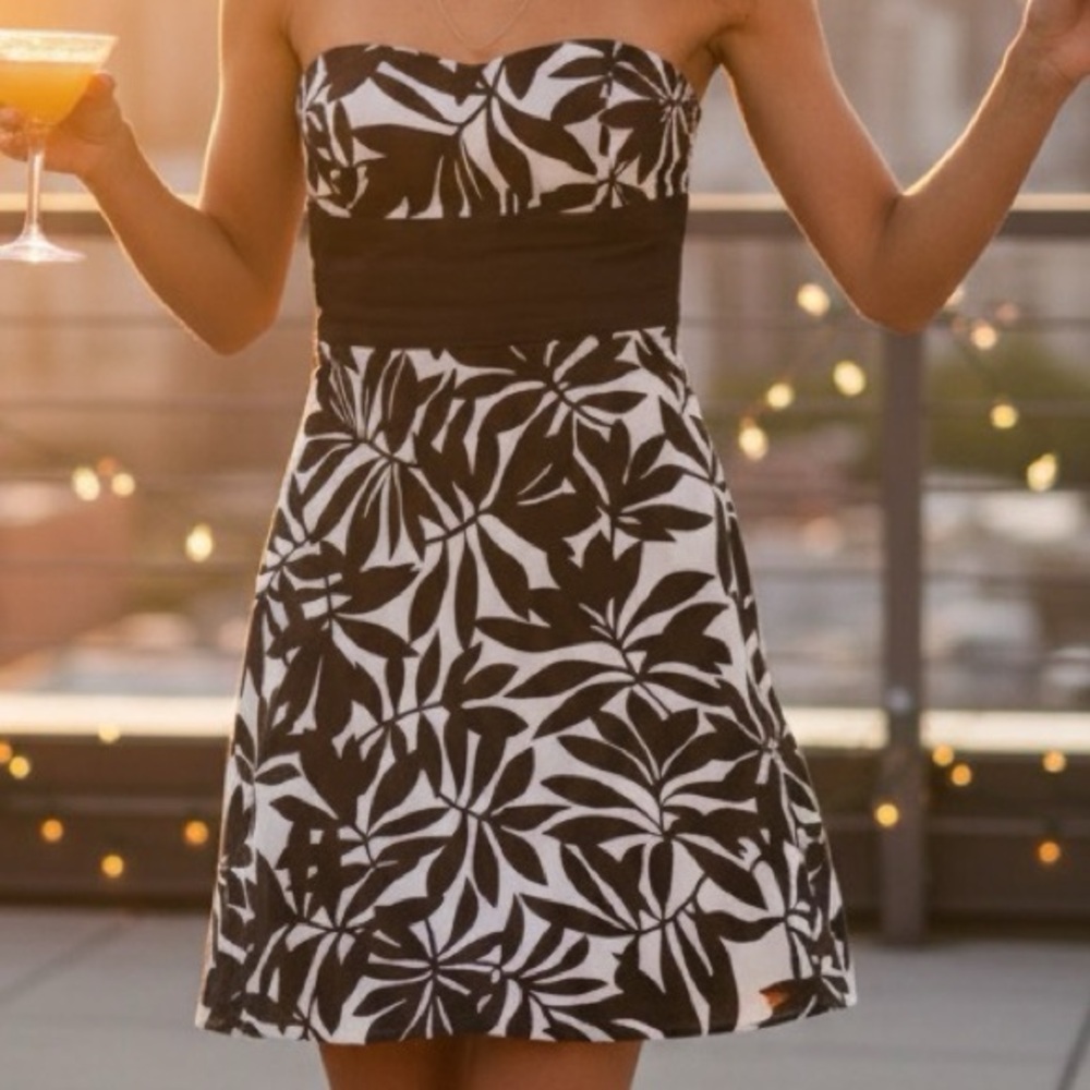 🌿 White House Black Market Strapless Palm Print Mini Dress – Size 6